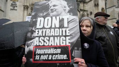 Activistas en defensa de Julian Assange protestaban el 21 de febrero ante el Tribunal Superior de Justicia en Londres.