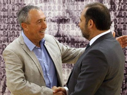 El secretario de Organización del PSOE, José Luis Ábalos, (a la derecha), el miércoles con Joan Baldoví, diputado de Compromís.