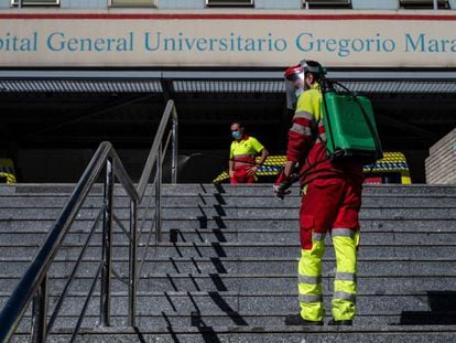 Un operario desinfecta el pasamanos de la escalera de la entrada principal del hospital Gregorio Marañón, el pasado noviembre.