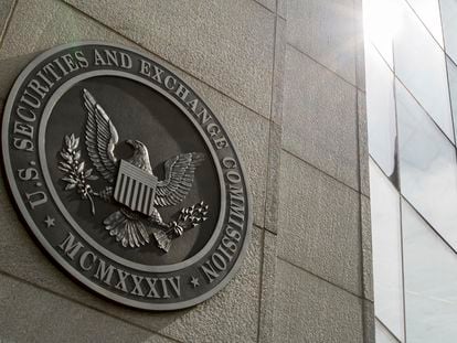 El escudo de la Comisión de Valores y Bolsa (la SEC), en su sede en Washington.