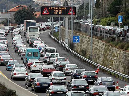 La carretera de A Coruña (A-6) registró atascos de 20 kilómetros durante toda la mañana del Jueves Santo.