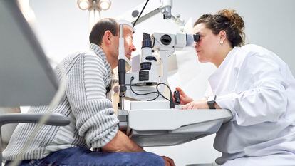 Una oftalmóloga examina los ojos de un paciente.