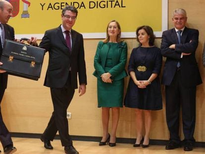 Álvaro Nadal recibe la cartera de manos de Luis de Guindos. En vídeo, declaraciones de Luis de Guindos.
