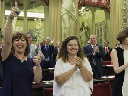 La socialista Francina Armengol, a la izquierda, tras ser elegida.