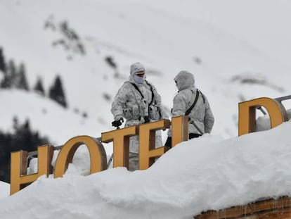 Servicios de seguridad suizos custodian uno de los hoteles donde se celebra la cumbre de Davos.