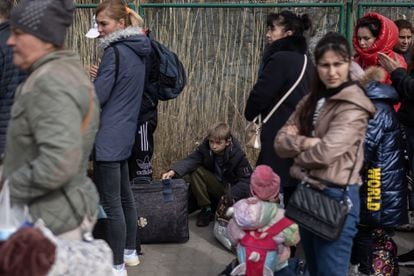 Ukrainian refugees queue at the Medyka border post, between Poland and Ukraine, on the 25th.