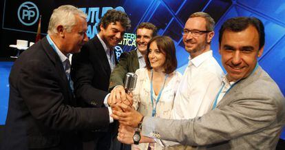 De izquierda a derecha, las caras nuevas del PP, Casado, Levy, Maroto y Martínez-Maillo, pelean por un micrófono con Moragas y Arenas en la conferencia política del partido de julio de 2015.