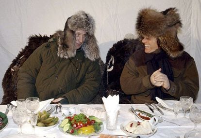El presidente ruso, Vladimir Putin, y el primer ministro italiano Silvio Berlusconi, charlan durante un almuerzo en la residencia del presidente ruso en las afueras de Moscú, en una imagen datada en febrero de 2003.