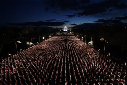 Banderas estadounidenses alineadas en dirección hacia el Capitolio, durante el acto de inauguración este miércoles en Washington.