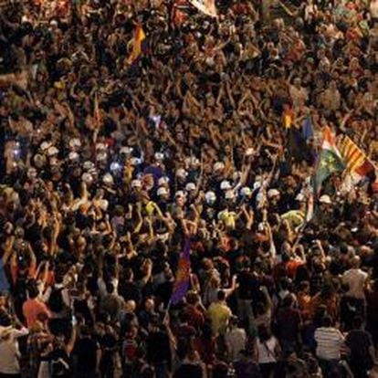 Miles de personas acompañan a los mineros de la "marcha negra", la mayoría vestidos de negro y con las luces de sus cascos encendidas, a su llegada a la Puerta del Sol, en Madrid, el 10 de julio de 2012