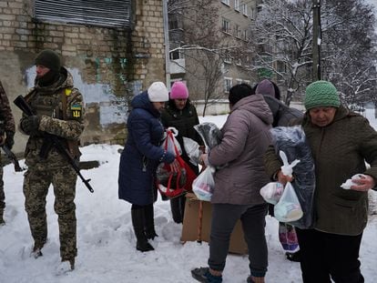 Un grupo de personas recoge ayuda humanitaria en la localidad de Kupiansk (Járkov) el 18 de noviembre.