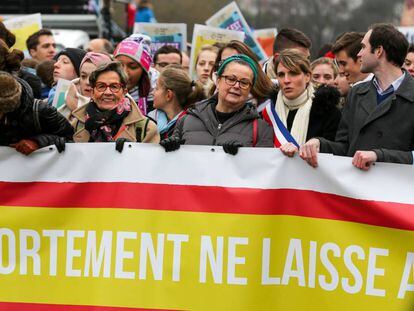 Viviane Lambert, madre de Vincent (con pañuelo negro y rosa en el cuello), el pasado enero en una marcha por la vida en París.