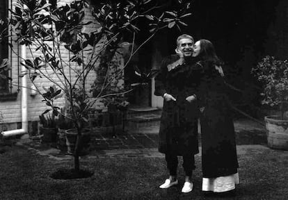 Gabriel García Márquez y su esposa, Mercedes Barcha, al recibir la noticia del premio Nobel, en 1982.