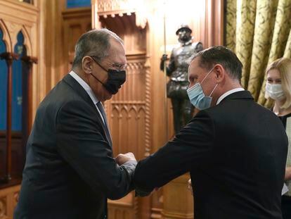 El ministro de Exteriores alemán, Serguéi Lavrov, choca el codo con el co-presidente de Alternativa para Alemania, Tino Chrupalla, este martes en Moscú.