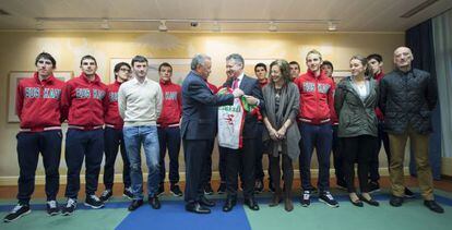 El presidente de la Fundación Ciclista Euskadi, Miguel Madariaga, le entrega a Iñigo Urkullu, un malliot del equipo firmado por todos su miembros.