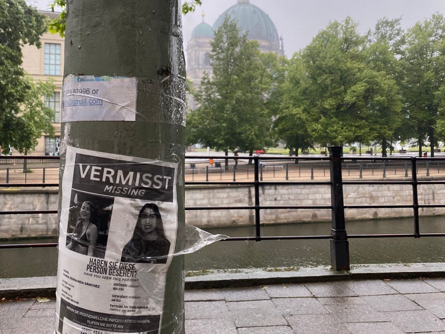 Un cartel de búsqueda de María Fernanda Sánchez en Berlín colocado por voluntarios. 
