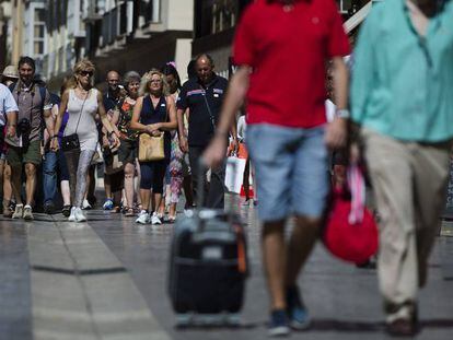 Turistas pasean por el centro de Málaga.