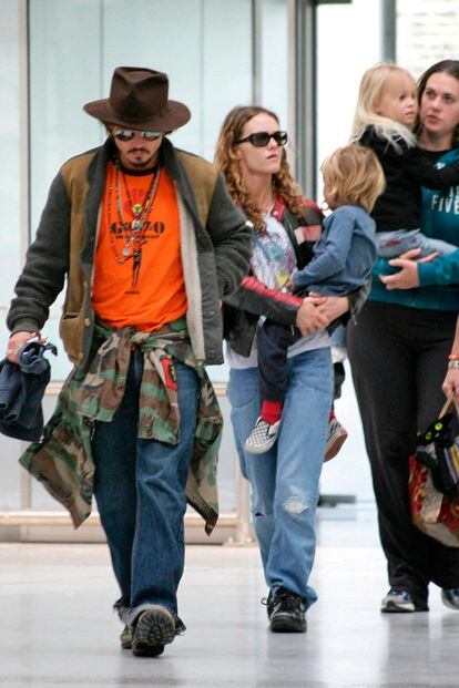 Nunca posan con sus dos hijos, Lila Rose y Jack. Aquí les cazaron en el aeropuerto de Niza en 2006 cuando aún eran pequeñitos (ahora tienen 13 y 10 años).