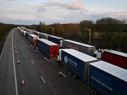 Cola de camiones en la M20, con dirección al puerto de Dover (Reino Unido), a primeras horas de la noche de este viernes.