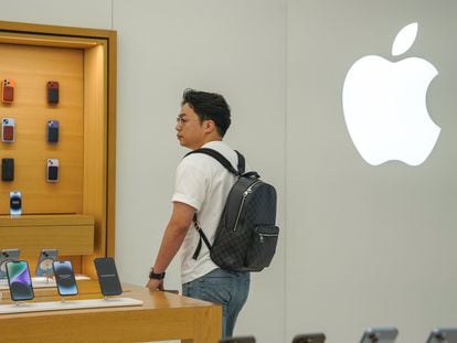 Un cliente camina por la tienda de Apple, en Pekín.