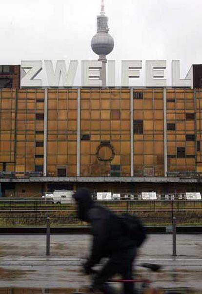 Una intervención del artista Lars Ramberg con la palabra <i>zweifel (duda)</i> en una fachada del Palacio de la República, de Berlín.