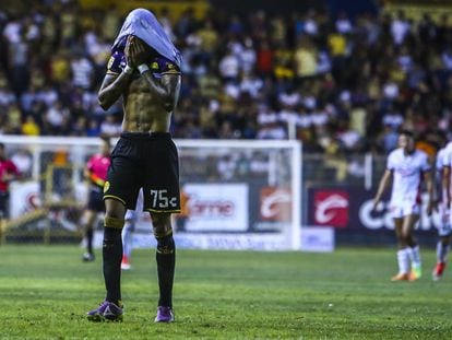 Angulo, futbolista de los Dorados de Sinaloa,lamenta una derrota en 2017.