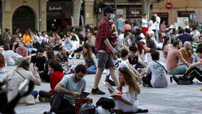 Multitud de jóvenes toman cervezas en la plaza del Sol del barrio de Gràcia.