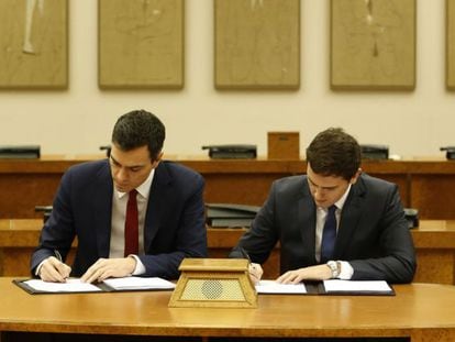 Sánchez y Rivera firman el acuerdo entre sus partidos en el Congreso, el miércoles.