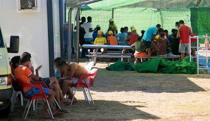 Inmigrantes menores alojados en el camping El jard&iacute;n de las Dunas de Tarifa.