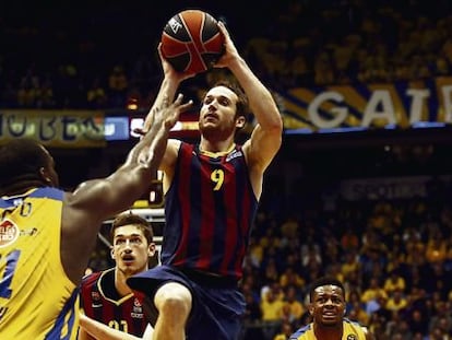 Marcelinho lanza a canasta en un partido Maccabi-Bar&ccedil;a.