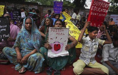 Manifestantes en Nueva Delhi protestan por la muerte de alumnos de una escuela intoxicados con su comida