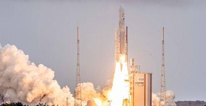 Despegue del cohete Ariane 5 que transporta
 al James Webb.