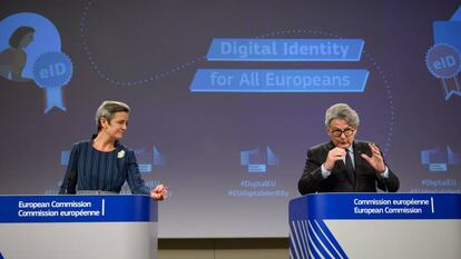 Margrethe Vestager, vicepresidenta del Ejecutivo comunitario responsable de Competencia, y Thierry Breton, comisario de de Mercado Interior.