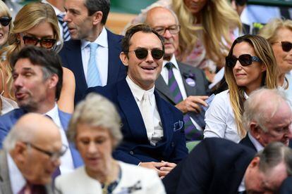 El actor Jude Law (centro) en las gradas de Wimbledon, este viernes.