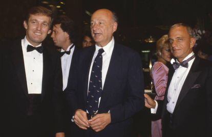 De izquierda a derecha, Donald Trump, el alcalde Ed Koch y Roy Cohn en la inauguración de la Torre Trump en 1983.
