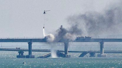 El puente de Crimea, que une la ocupada península con Rusia, quedó dañado el sábado tras sufrir una explosión.