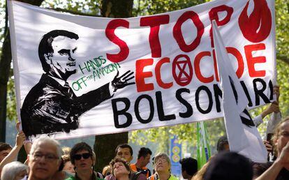 Una protesta en contra de Bolsonaro en la Embajada de Brasil en Bruselas.