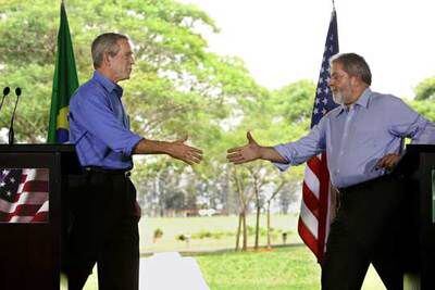 Los presidentes de EE UU, George W. Bush (izquierda), y de Brasil, Lula da Silva, se saludan tras leer un comunicado conjunto, ayer en Brasilia.