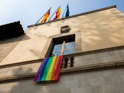 Bandera LGTBI colgada en el Parlamento de Baleares, en Palma, el miércoles.