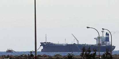 El petrolero norcoreano Morning Glory, atracado desde el pasado s&aacute;bado en el puerto rebelde de Sirte.