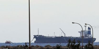El petrolero norcoreano Morning Glory, atracado desde el pasado sábado en el puerto rebelde de Sirte.