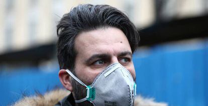 Un hombre iraní porta una máscara protectora para tratar de evitar contagiarse por el coronavirus mientras camina por el Gran Bazar de Teherán, Irán.