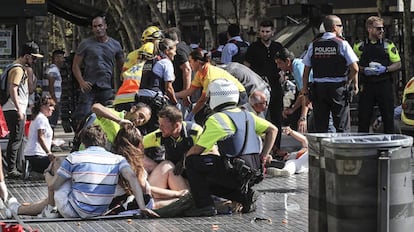 Els serveis d'emergència atenen alguns dels ferits a la Rambla.