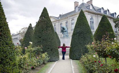 Una turista posa en los jardines del Museo Rodin de París en septiembre de 2015.