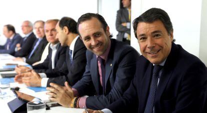 Ignacio González (derecha) y José Ramón Bauzá, posan antes del Comité Ejecutivo del PP