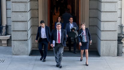 El ministro de Inclusión, Seguridad Social y Migraciones, José Luis Escrivá (c), sale de la comparecencia en la Comisión del Pacto de Toledo en el Congreso de los Diputados, el pasado 15 de marzo.