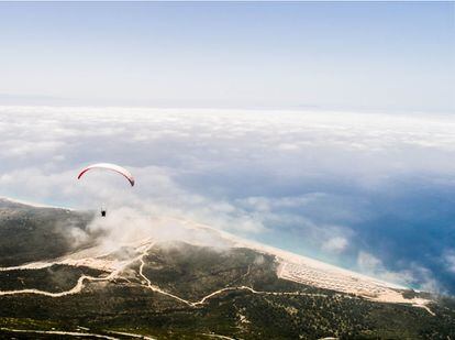 Estos tupidos bosques de montaña del Adriático, al suroeste de Albania, son reserva natural y se cuentan entre los últimos destinos no masificados de Europa. Ya solo el trayecto por el puerto alpino de Llogara, a 1.027 metros, justifica el viaje: la carretera va serpenteando por densos bosques de pinos y abetos hasta que de repente los árboles ralean y emerge ante el parabrisas el Adriático azul turquesa.