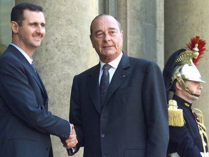 El expresidente francés Jacques Chirac recibe a su homólogo sirio, Bachar El Asad, en París en 2001.