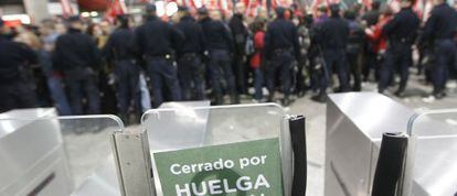 Piquetes durante la huelga general en la estación de Atocha.
