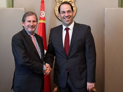 El primer ministro Yusuf Chahed saluda al comisario europeo Johannes Hahn en una visita reciente.